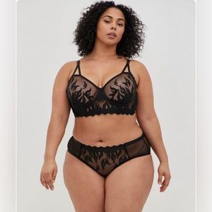 🆕 Torrid Keyhole Back Hipster Panty - Embroidered Flames Black size 3